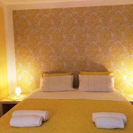 Two Steps From Rialto Bridge Hotel Venice Exterior photo