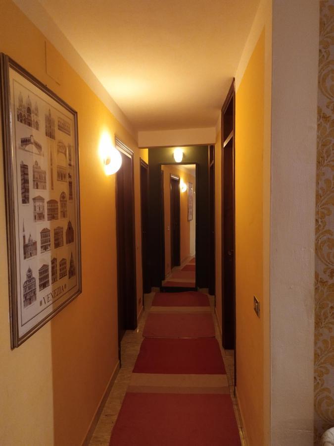 Two Steps From Rialto Bridge Hotel Venice Exterior photo